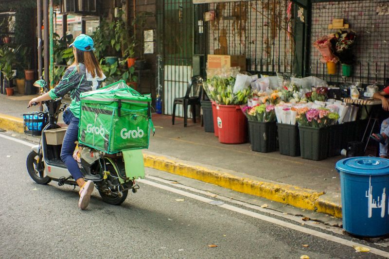 Fleuriste Interflora préparant un bouquet pour la livraison